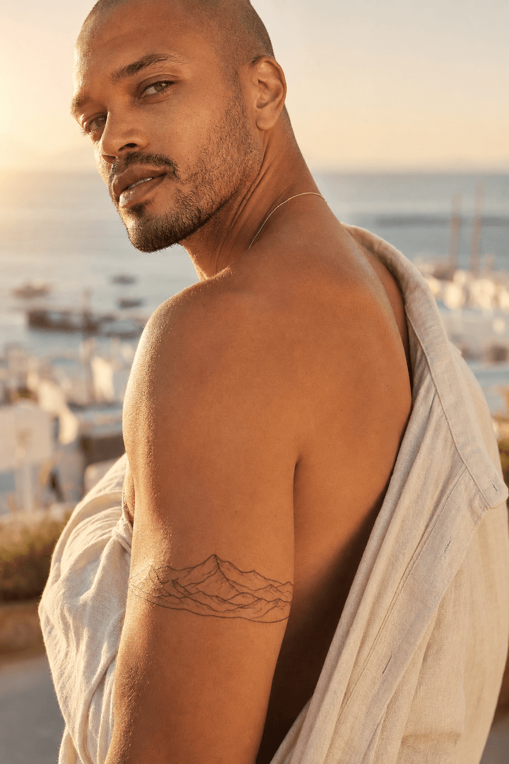 Tatouage homme été : Montagne fine line épaule
