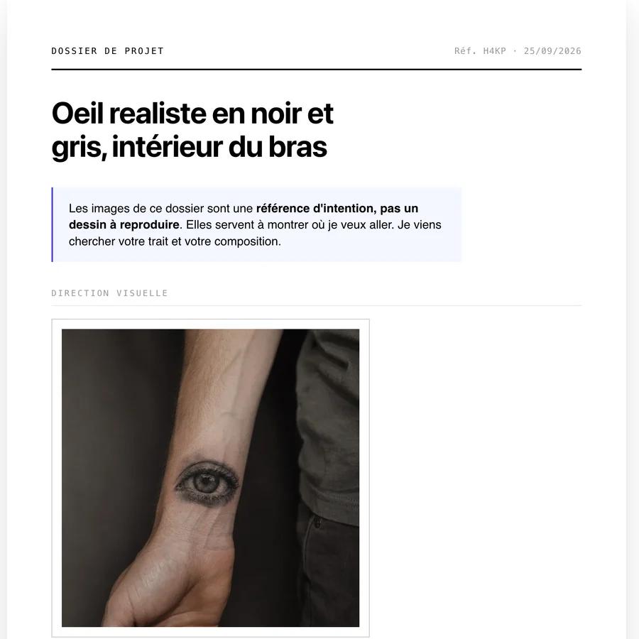 Haut d'un dossier tatoueur : titre du projet, mention indiquant que les images sont une référence d'intention et non un dessin à reproduire, puis la photo d'un oeil réaliste en noir et gris tatoué sur l'intérieur du bras.