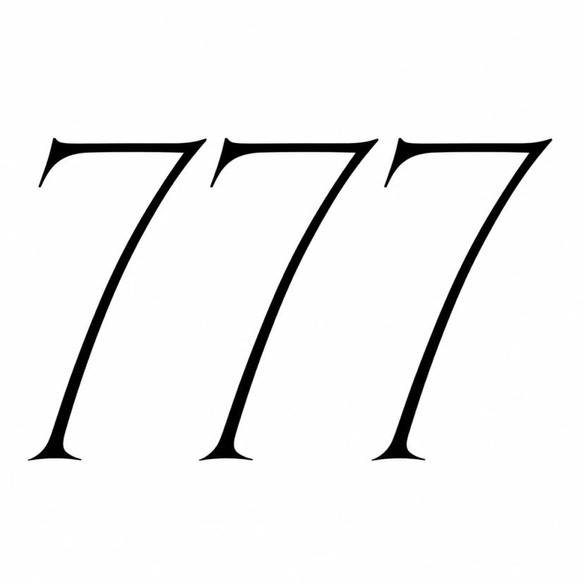 Tatouage 777 en typographie fine, trois chiffres 7 au trait léger