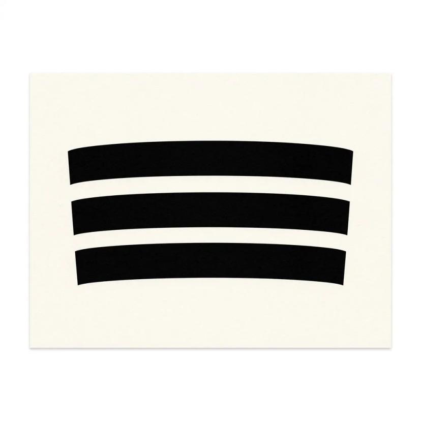Dessin de tatouage minimaliste avec trois bandes horizontales noires épaisses sur fond blanc.