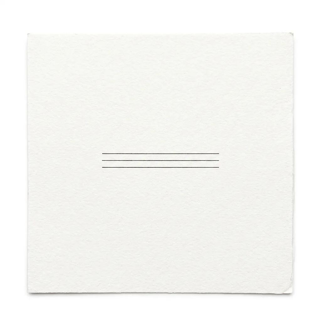 Dessin de tatouage minimaliste composé de trois fines lignes horizontales parallèles sur fond blanc.