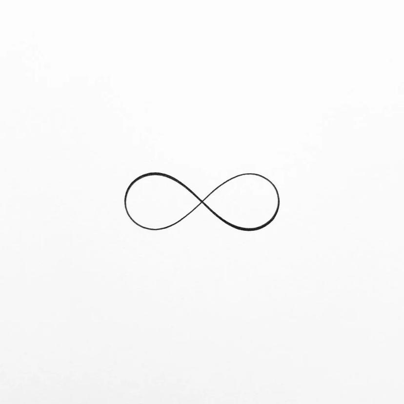 Dessin de tatouage minimaliste d'un symbole infini en trait fin noir sur fond blanc.