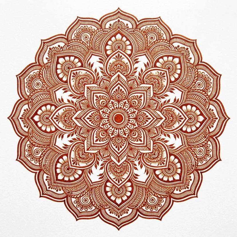 Dessin de tatouage mandala style henné aux motifs floraux brun-rouge sur fond blanc.