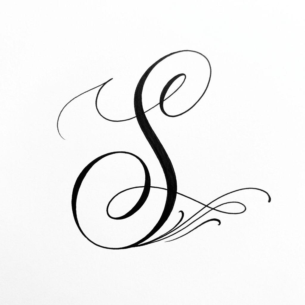 idée tatouage cheville lettrage initiale