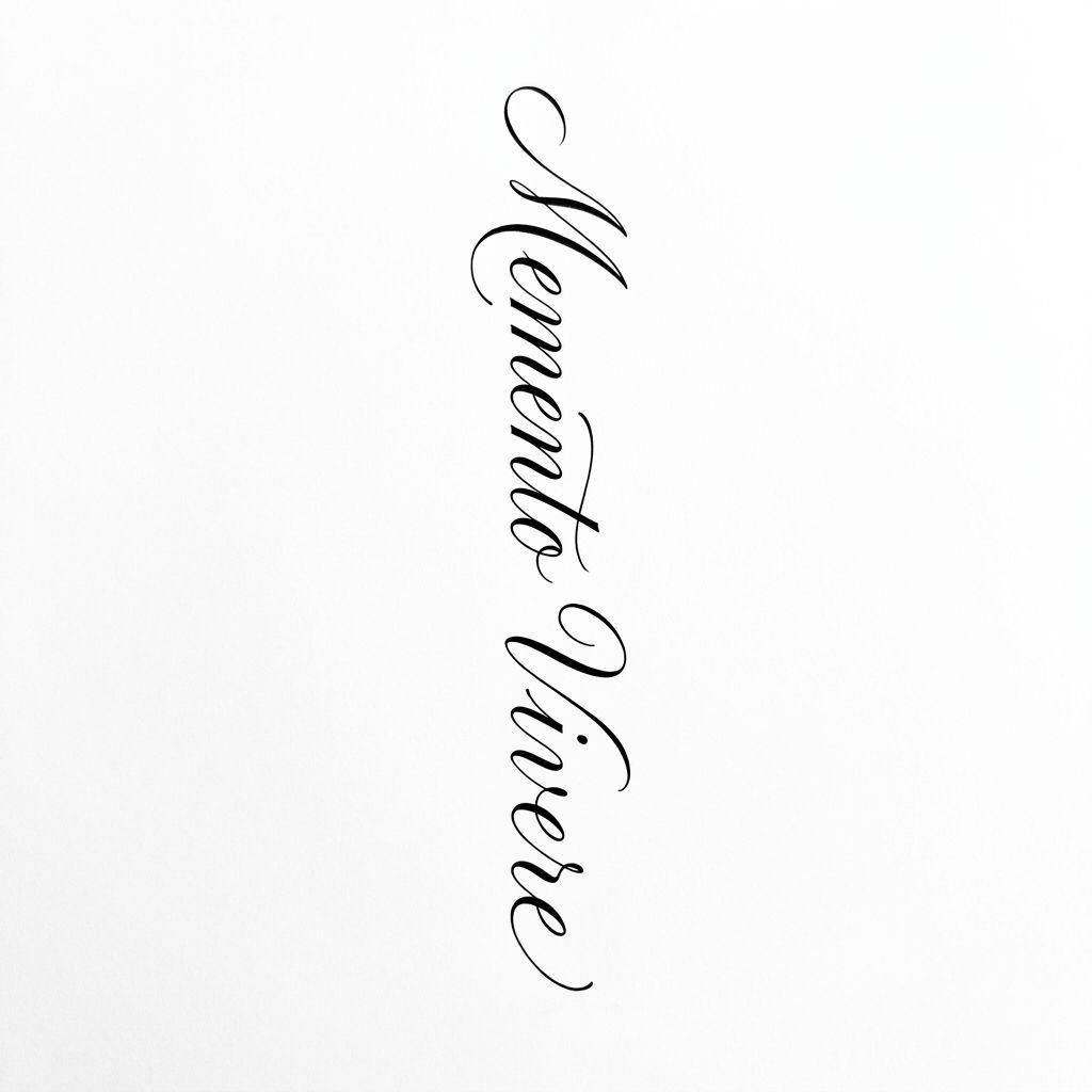 idée tatouage colonne vertébrale phrase verticale minimaliste