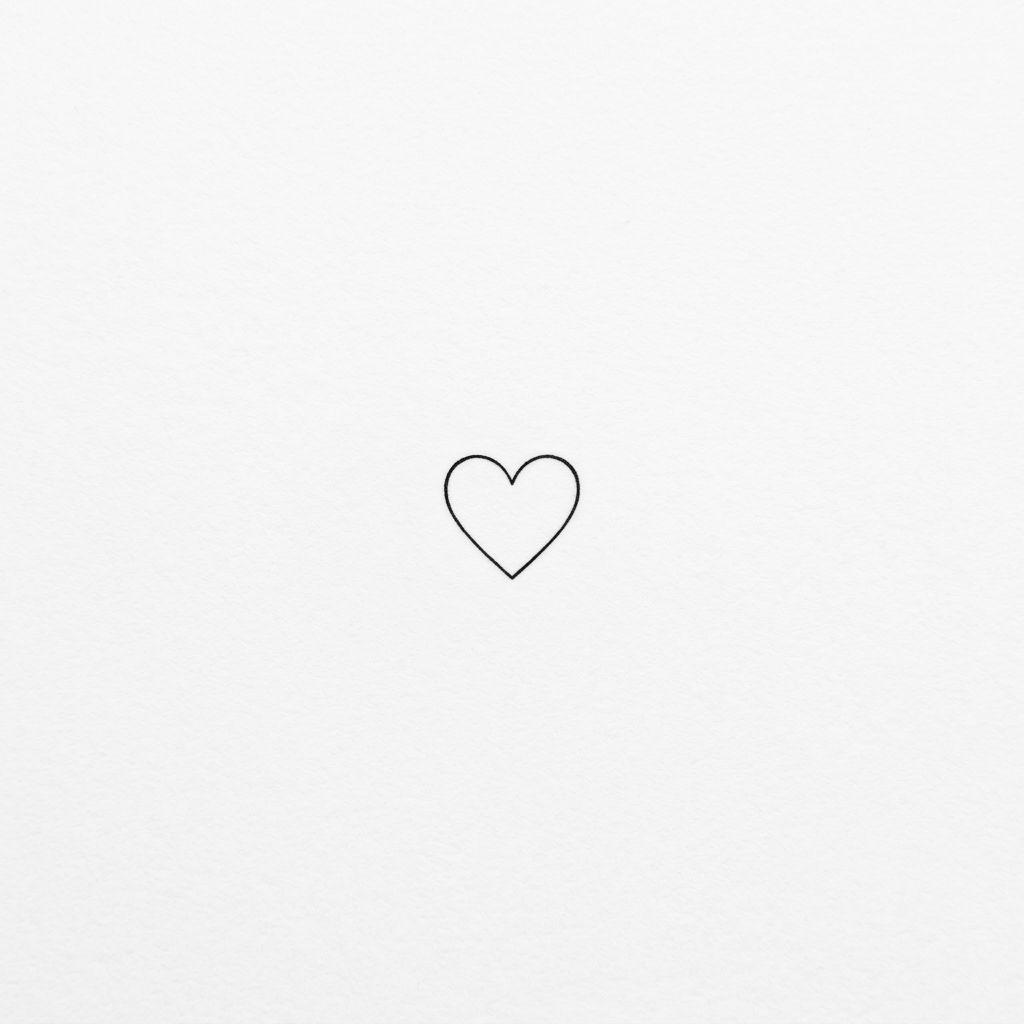 idée tatouage doigt cœur fine line