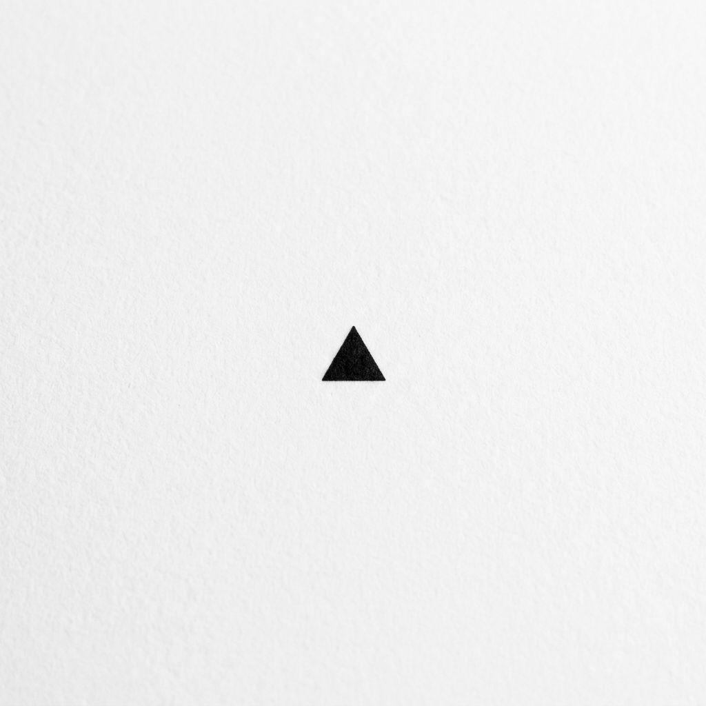 idée tatouage femme discret point blackwork minuscule