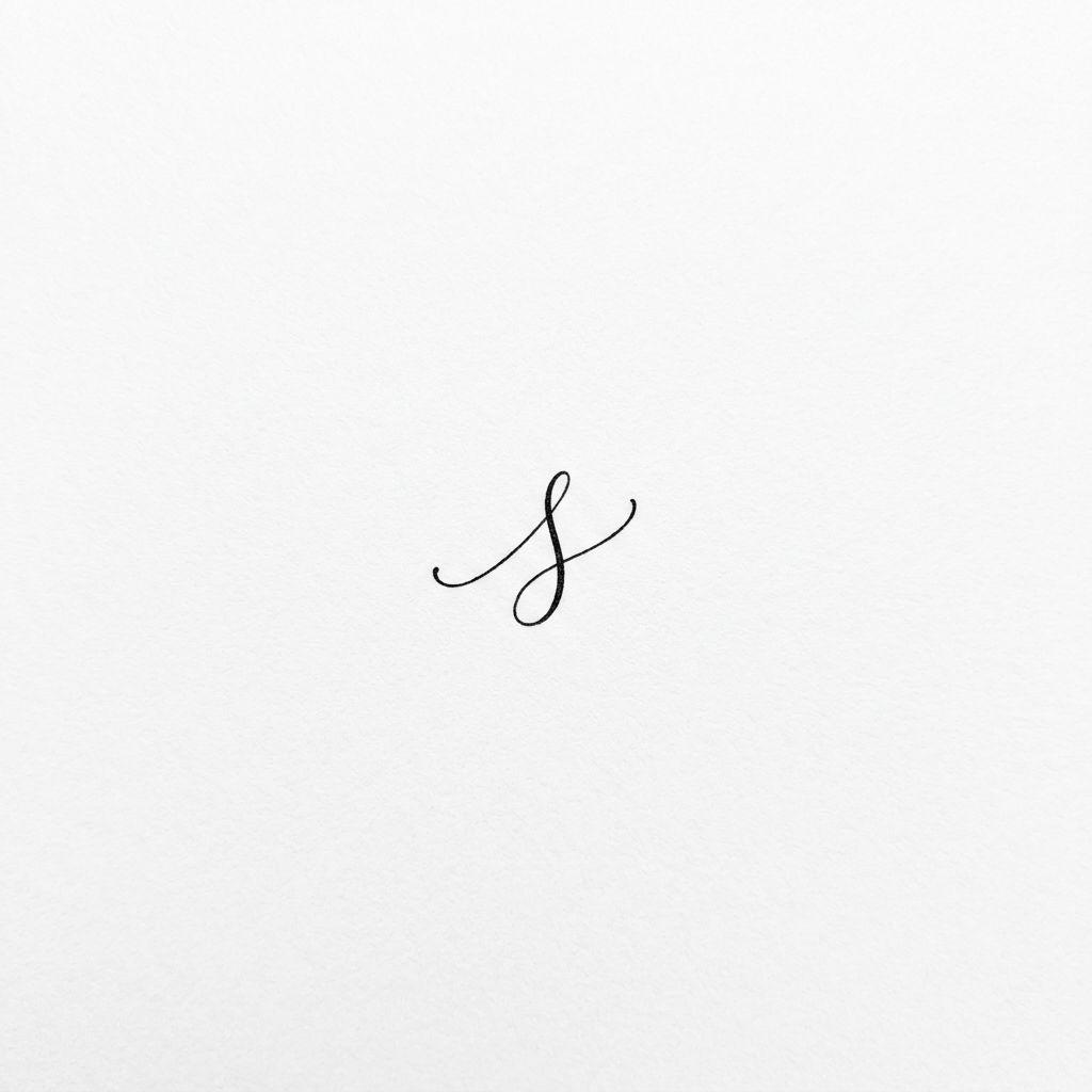 idée tatouage femme discret initiale lettrage minuscule