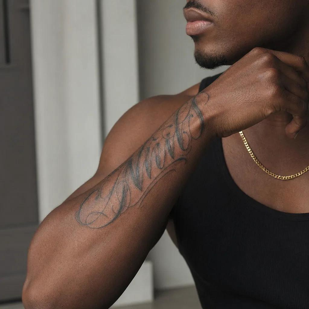 idée tatouage avant-bras homme lettrage avant-bras