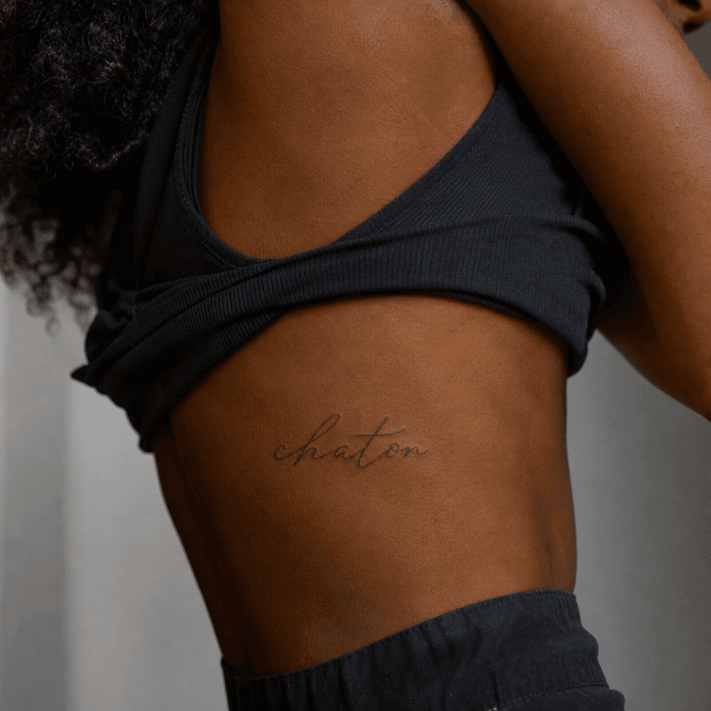 idée tatouage chat lettrage chaton cursive