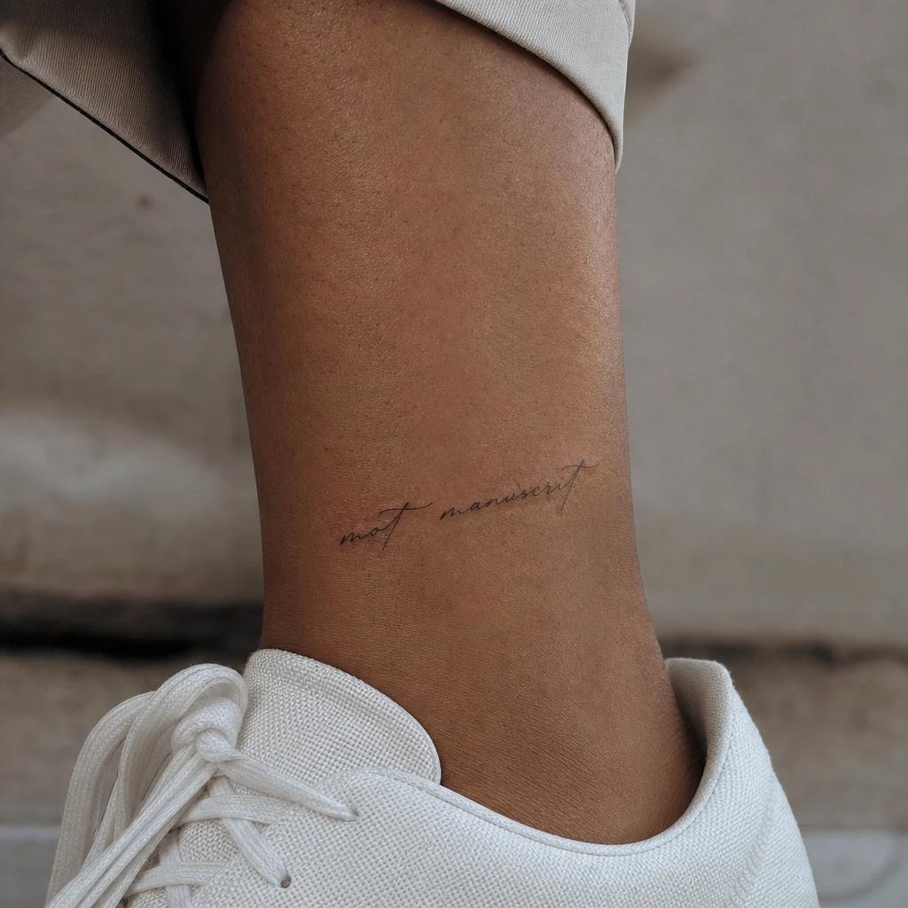 idée tatouage cheville femme mot manuscrit