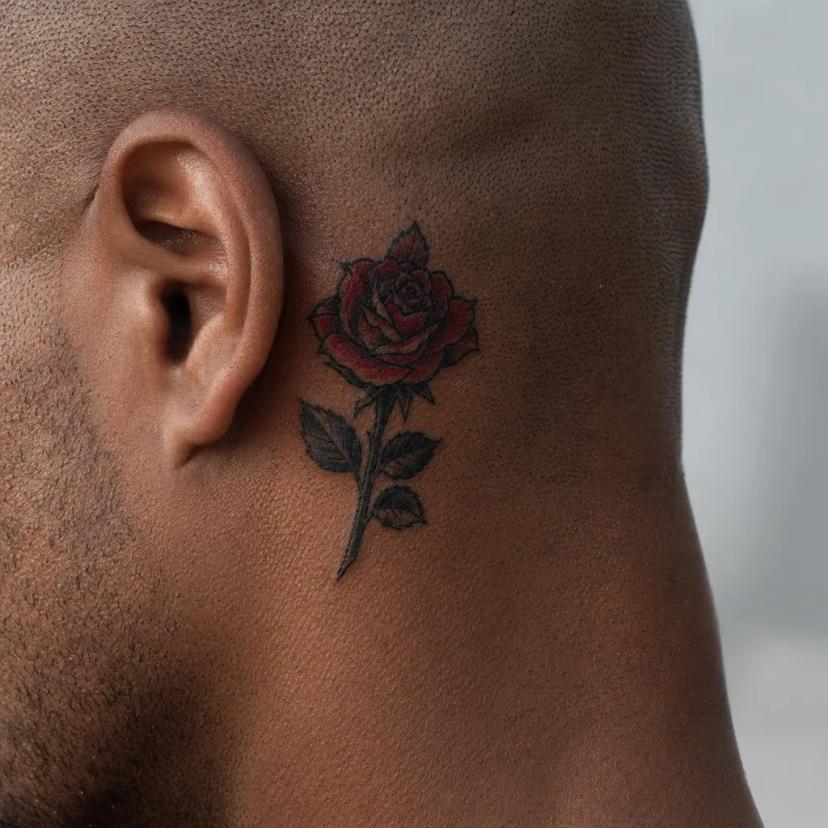Tatouage discret petite rose derrière l'oreille, invisible avec cheveux mi-longs