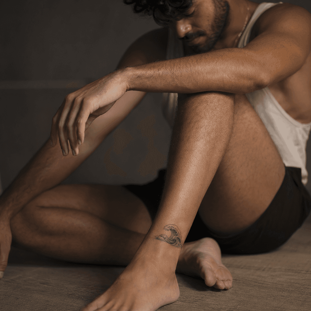 Petit tatouage discret à la cheville interne, invisible avec chaussettes hautes