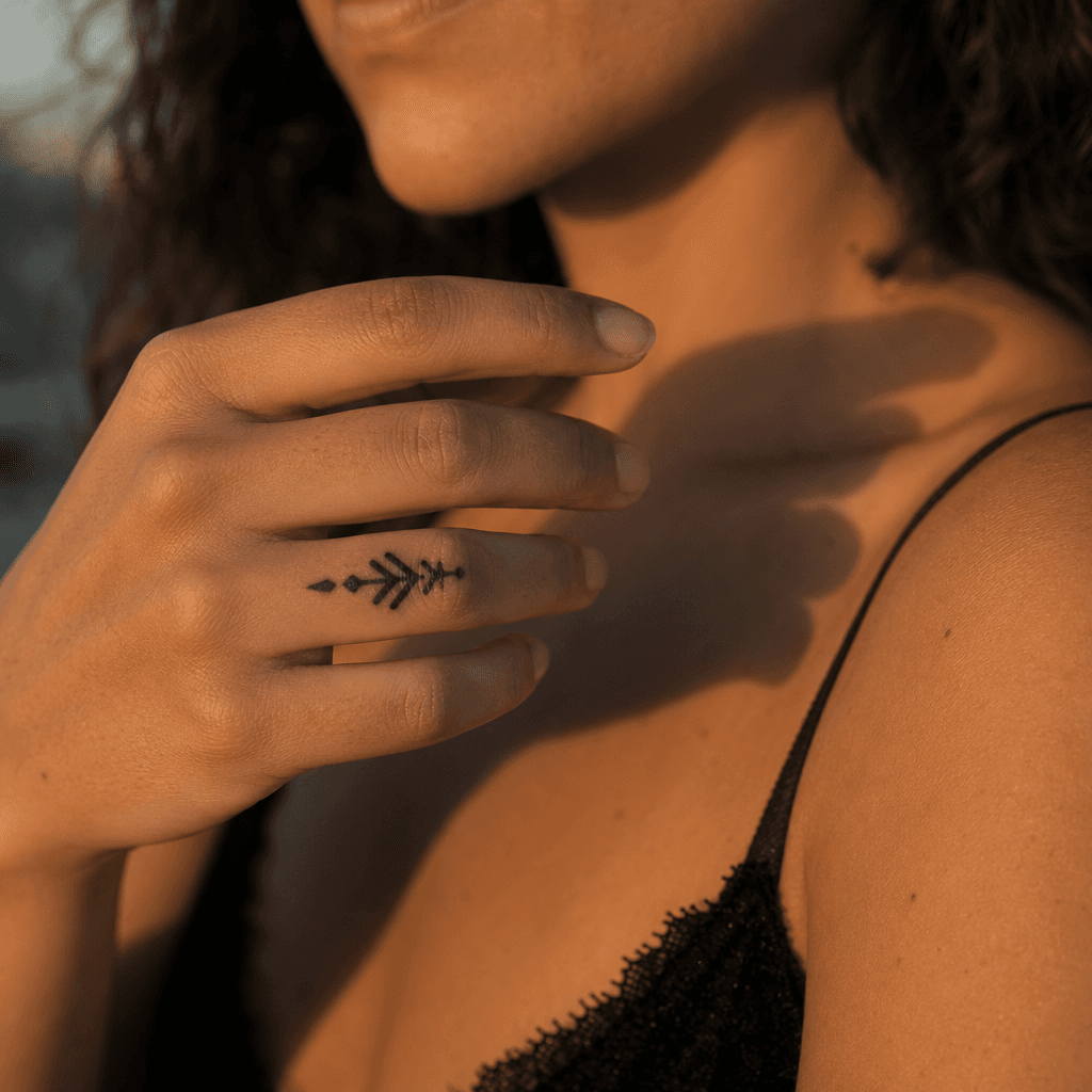 idée tatouage doigt symbole blackwork