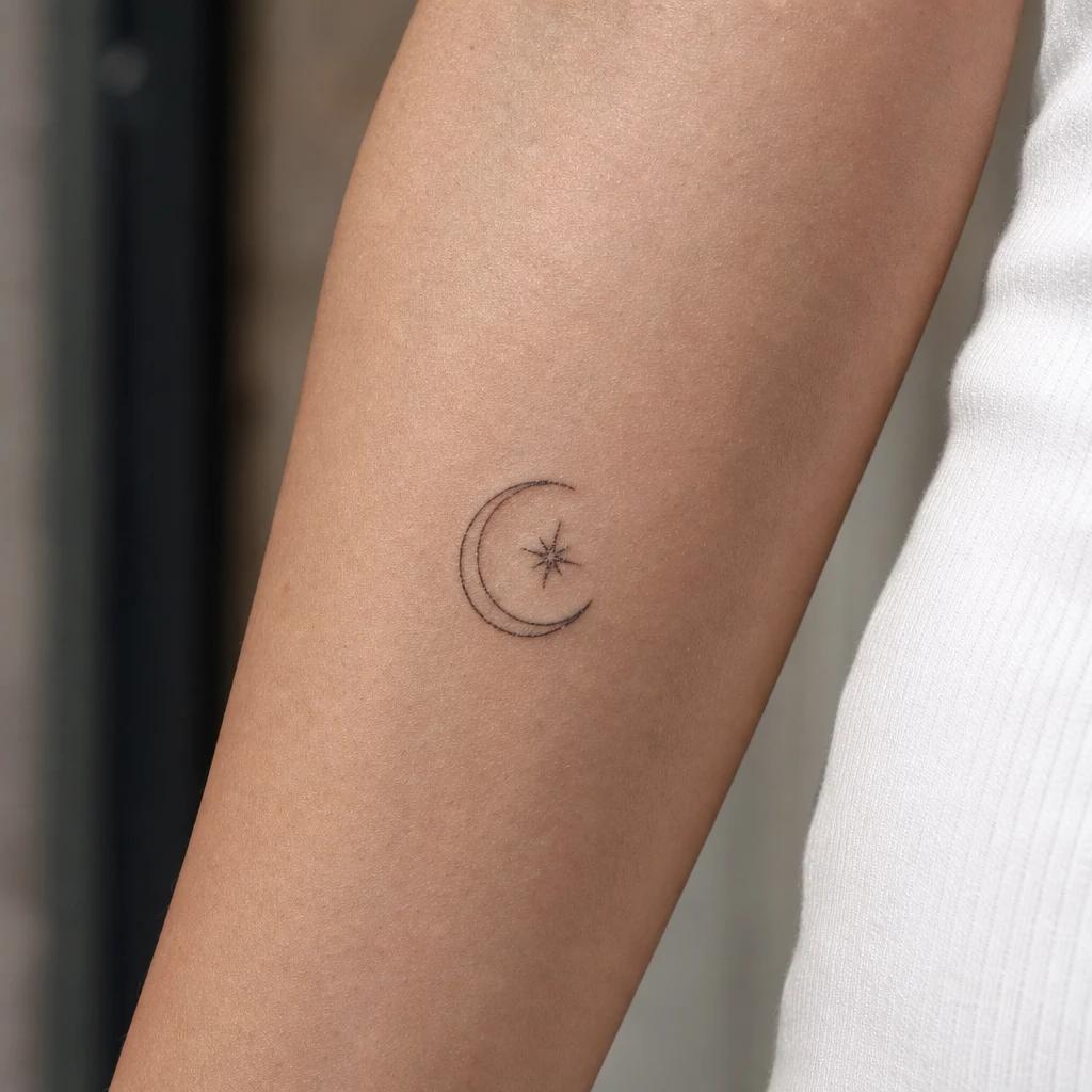 idée tatouage étoile étoile et croissant de lune, photo réaliste sur peau