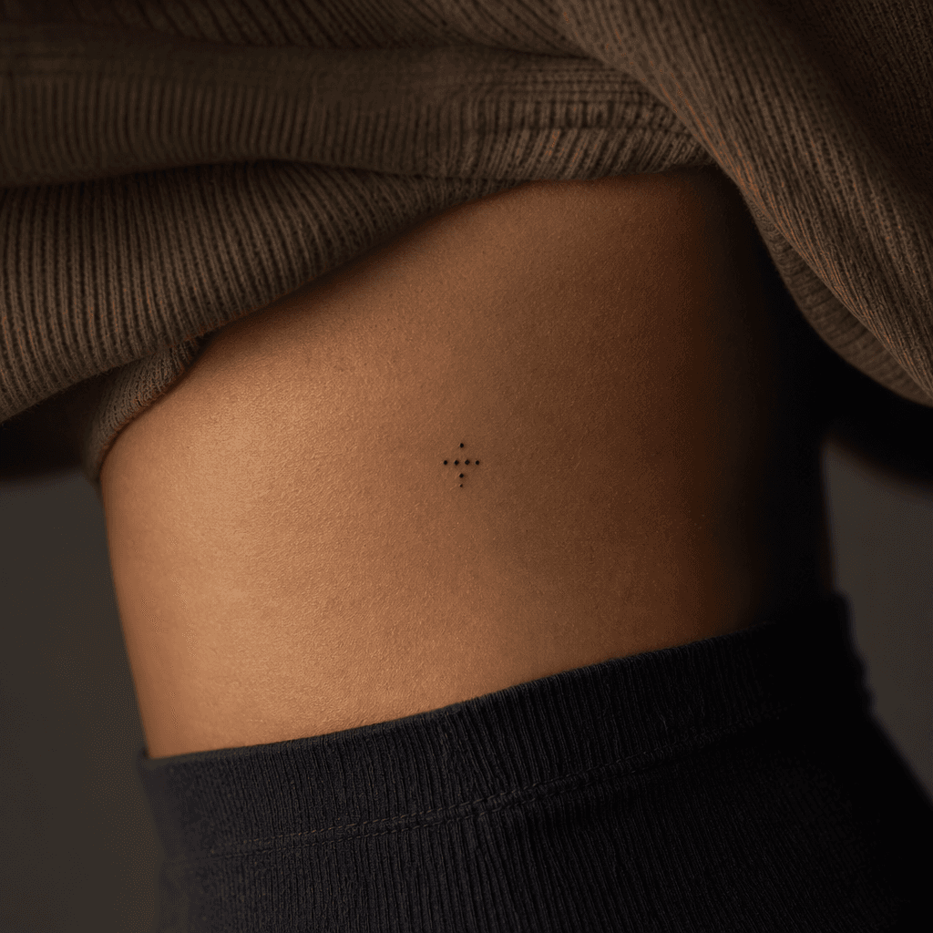idée tatouage femme discret point blackwork minuscule
