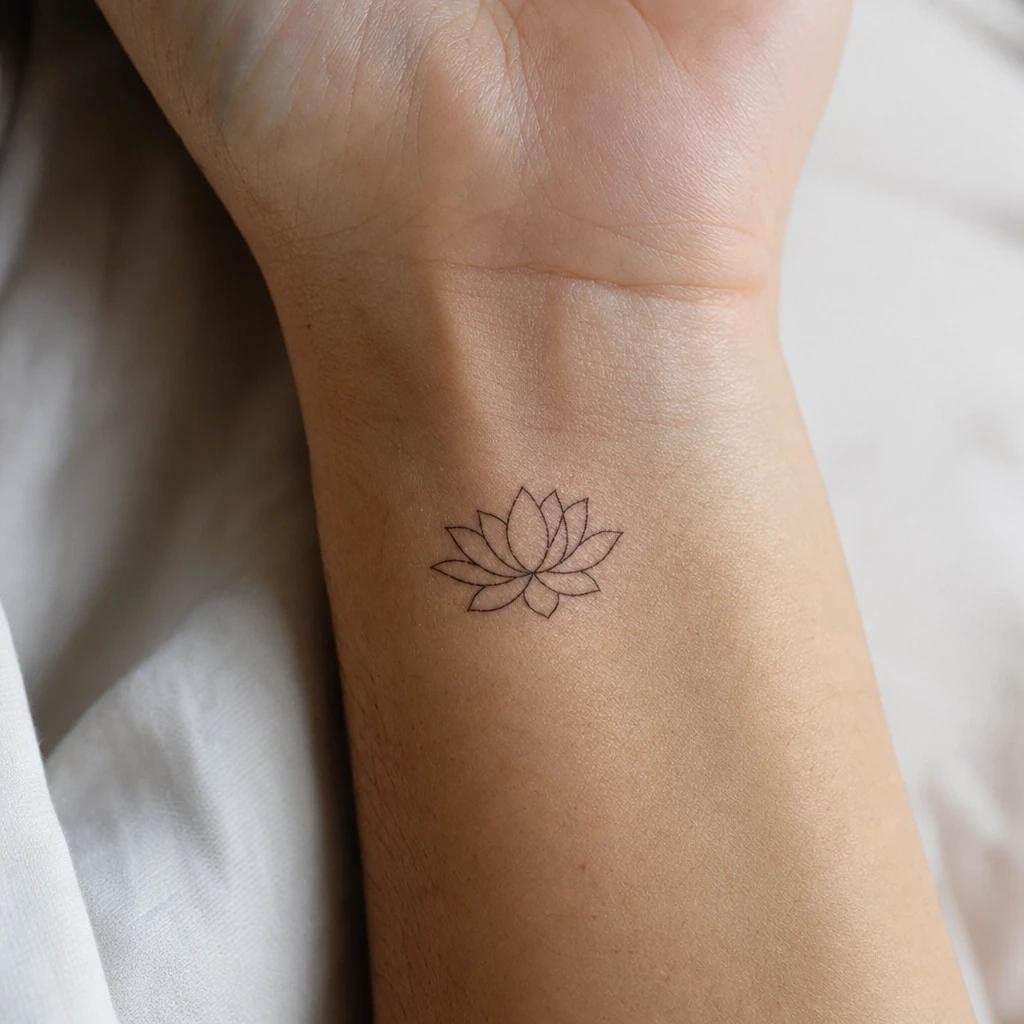 idée tatouage fleur de lotus lotus fine line minimaliste, photo réaliste sur peau