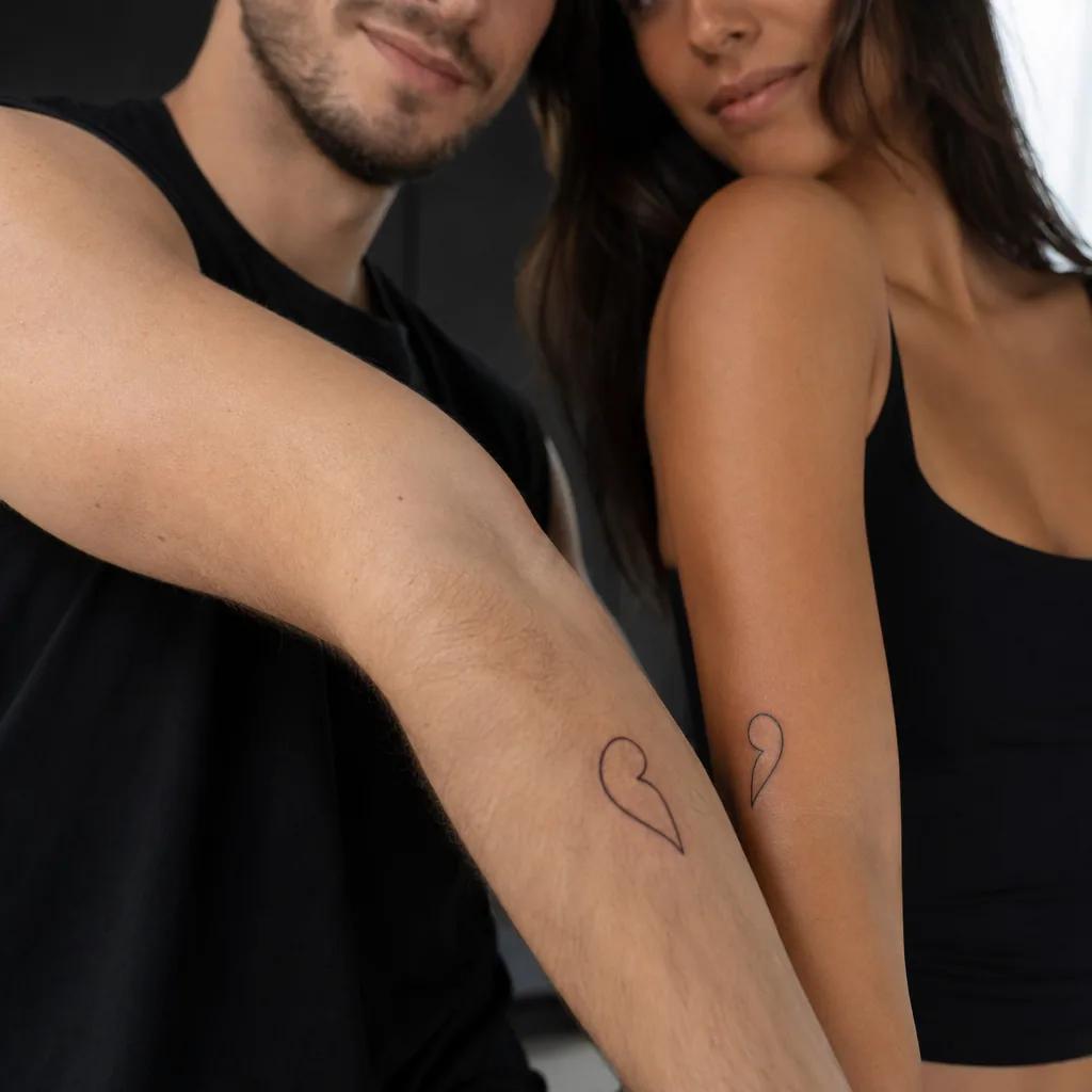 idée tatouage frère et sœur cœurs minimalistes complémentaires