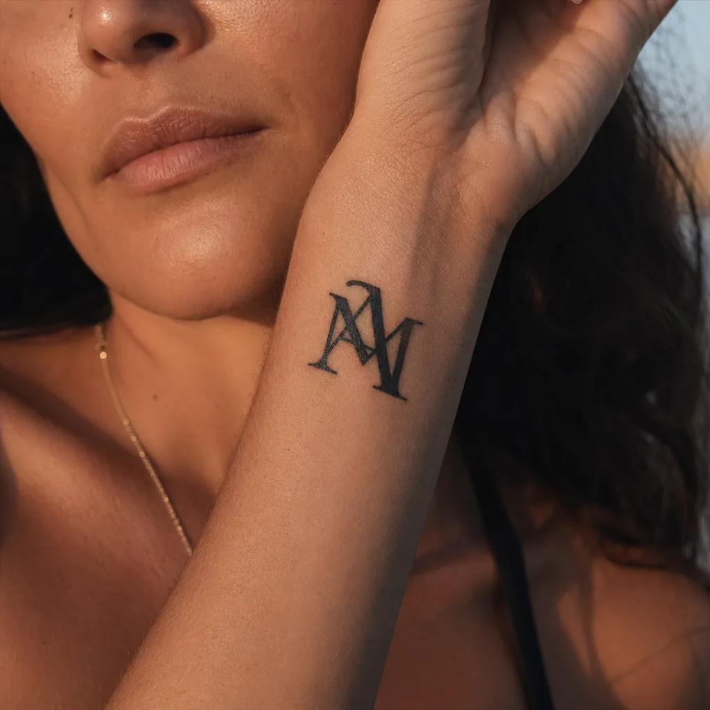 idée tatouage initiales famille initiales blackwork monogramme