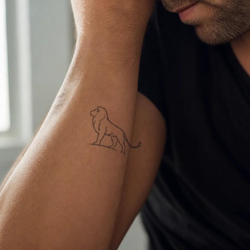 Tatouage lion minimaliste fine-line sur l'avant-bras d'un homme