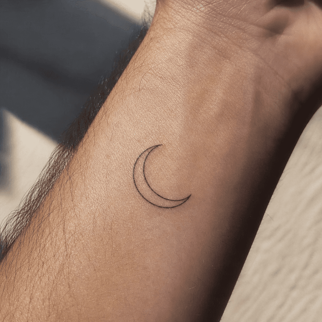 idée tatouage lune croissant lune minimaliste