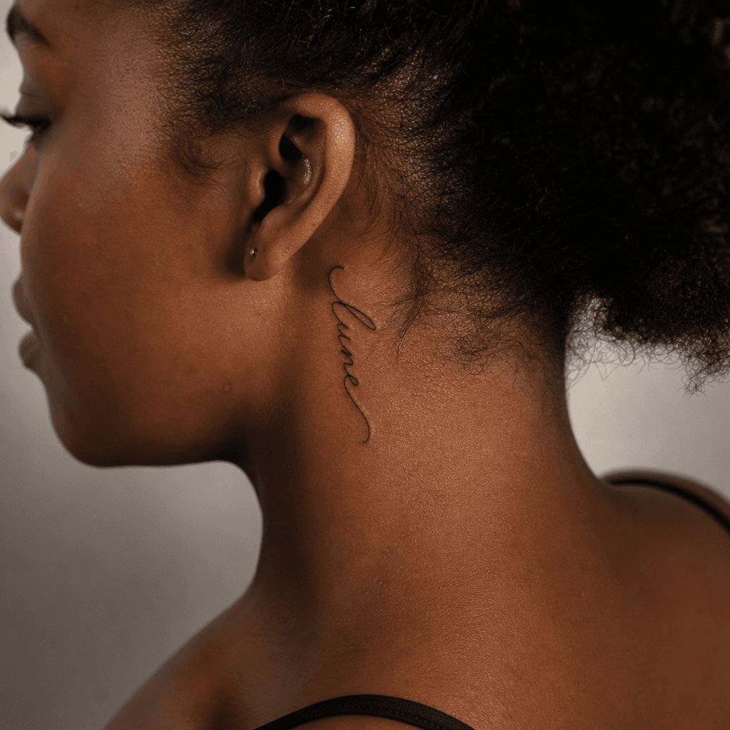 idée tatouage lune lettrage 'lune' cursive