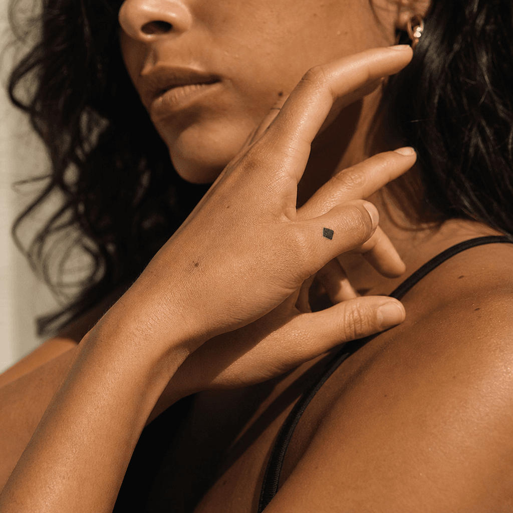 idée tatouage petit carré plein blackwork