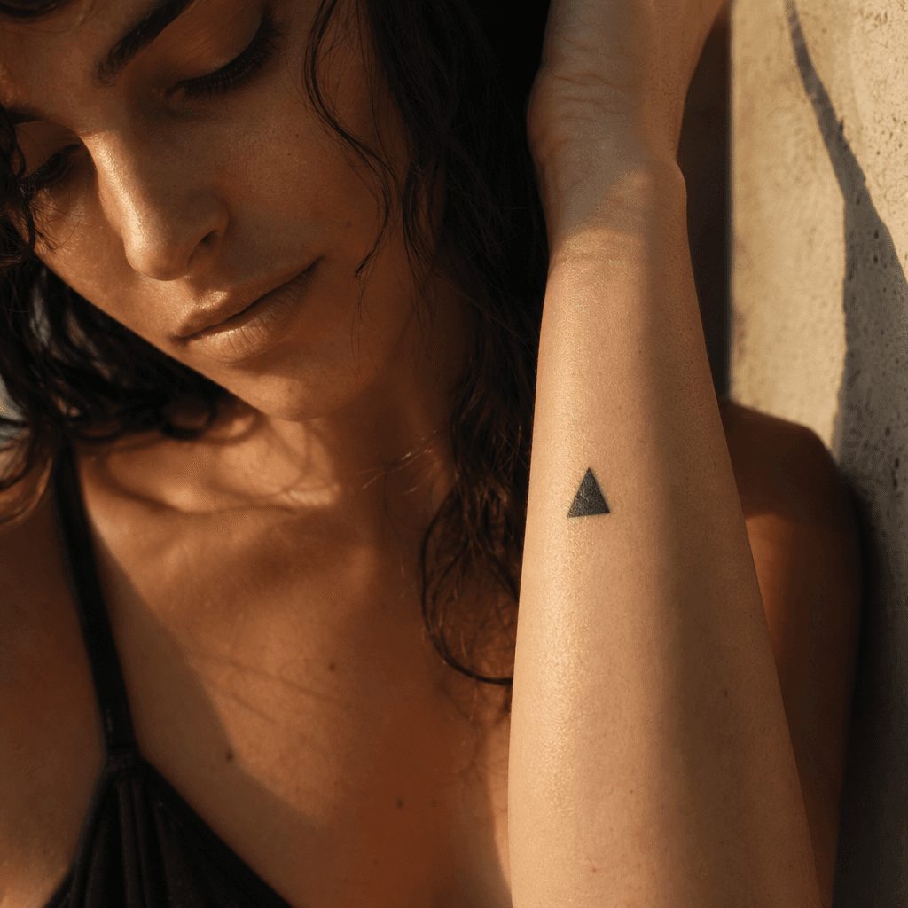 idée tatouage simple triangle blackwork