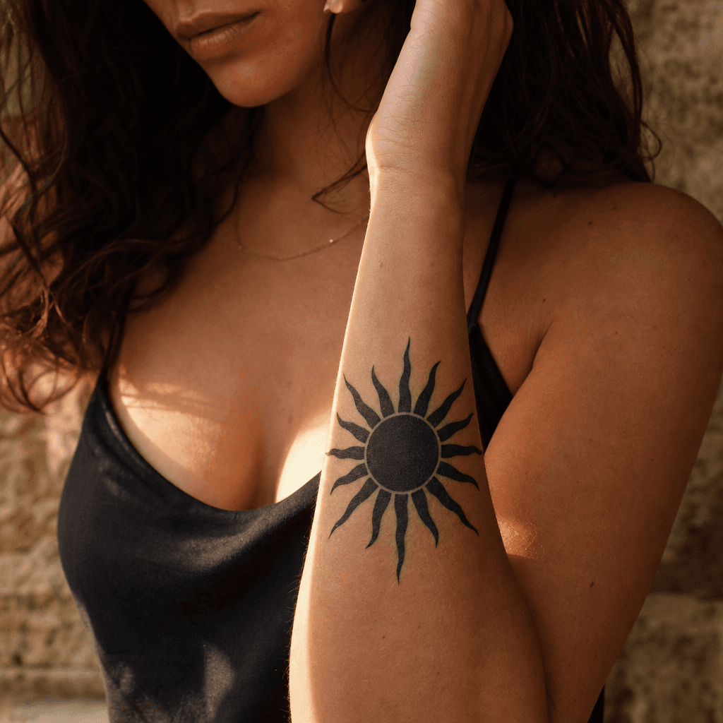 idée tatouage soleil soleil noir blackwork