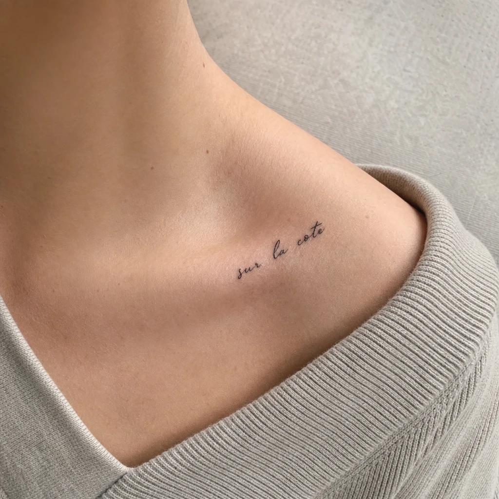 idée tatouage discret femme mot sur la côte