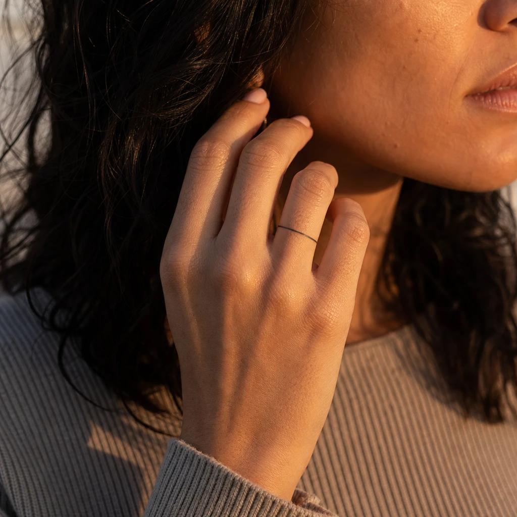idée tatouage doigt femme anneau fin minimaliste