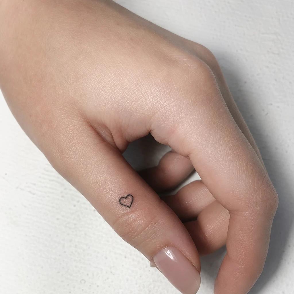 idée tatouage doigt femme cœur minuscule