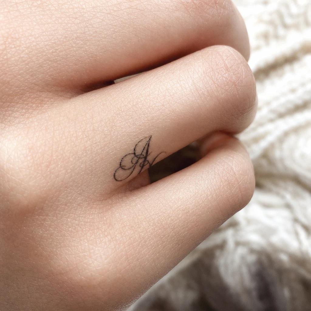 idée tatouage doigt femme initiales
