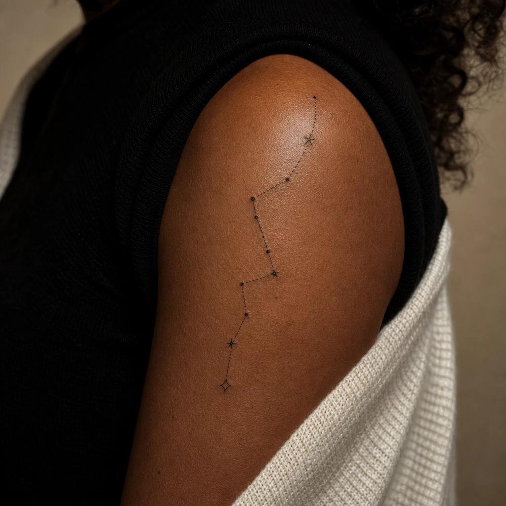 idée tatouage épaule femme constellation minimaliste, photo réaliste sur peau